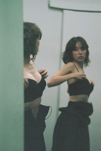 Chăm luyện tập thể thao cũng như ăn theo chế độ khoa học, không ngạc nhiên khi người đẹp sinh năm 1990 này có đường cong nuột nà, đặc biệt là cơ bụng 6 múi săn chắc, đây cũng là tiền đề cho người đẹp thử nghiệm nhiều phong cách ăn mặc khác nhau.