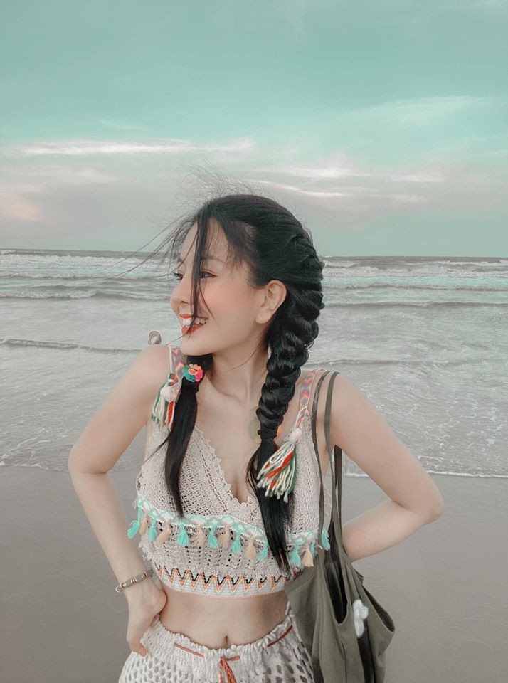 Gương mặt xinh xắn của Ngọc Trân được báo Hàn, báo Trung ca ngợi không góc chết, sống mũi cao đẹp hơn "phẫu thuật thẩm mỹ". Bên cạnh đó, cô nàng còn có điểm cộng vô cùng lớn chính là vòng eo siêu thực và rãnh cơ số 11 cực quấn hút.