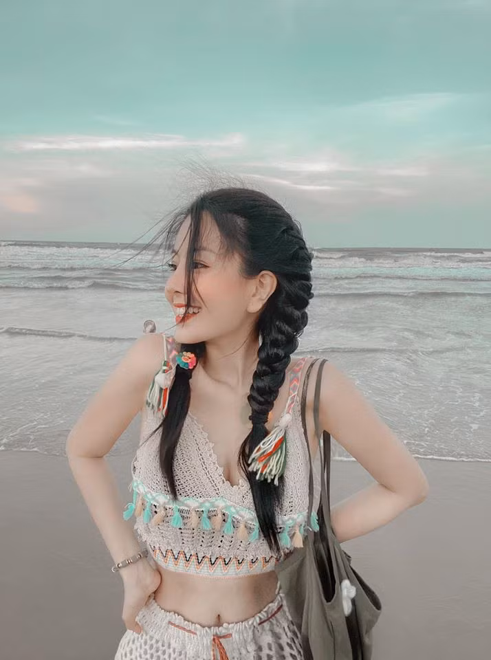 Gương mặt xinh xắn của Ngọc Trân được báo Hàn, báo Trung ca ngợi không góc chết, sống mũi cao đẹp hơn "phẫu thuật thẩm mỹ". Bên cạnh đó, cô nàng còn có điểm cộng vô cùng lớn chính là vòng eo siêu thực và rãnh cơ số 11 cực quấn hút.