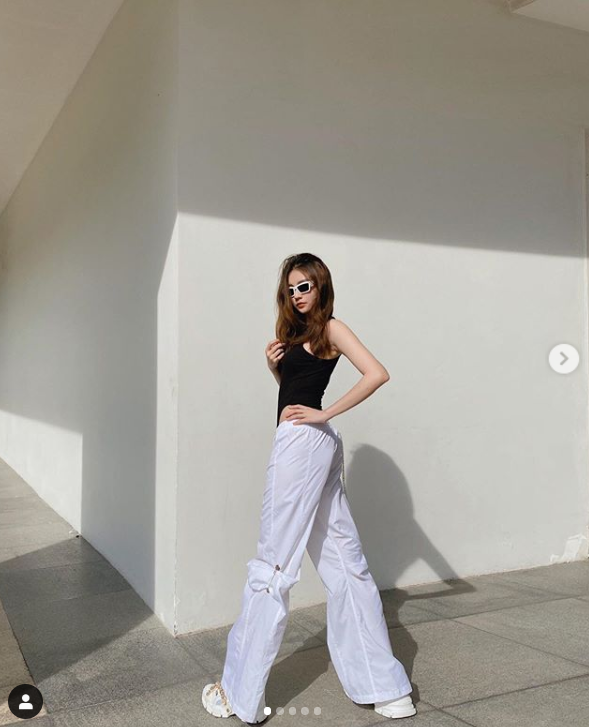 Nếu theo dõi Instagram của Bâu, bạn sẽ thấy cô nàng này dạo gần đây khá trưởng thành, đáng kể nhất là chăm up ảnh phóng thoáng trên Instagram, vừa xinh lại còn xinh hết phần thiên hạ.