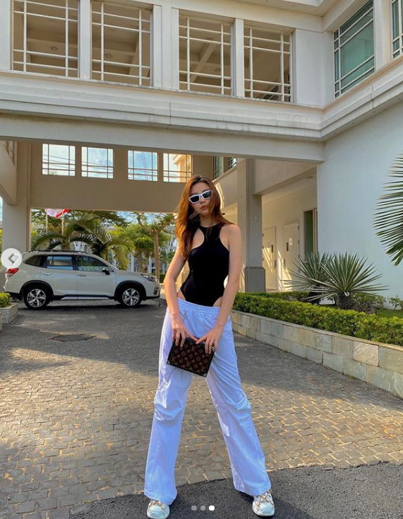 Bâu sở hữu số lượng người follow đáng ngưỡng mộ: 385.000 người với 3,4 kênh bán hàng online cũng có lượng follow cao ngất ngưỡng. Điều này đến nhờ gương mặt xinh đẹp và đặc biệt là thân hình cực nuột nà của cô bạn.