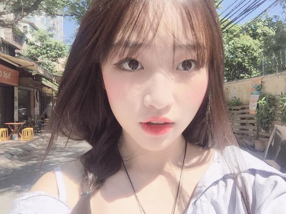 Đi kèm với đó là nụ cười “tươi như nắng”, đôi mắt sáng long lanh của Xuka khiến nhiều người khó lòng mà rời mắt. Chính vì vậy nên cô thu hút được rất nhiều người hâm mộ.