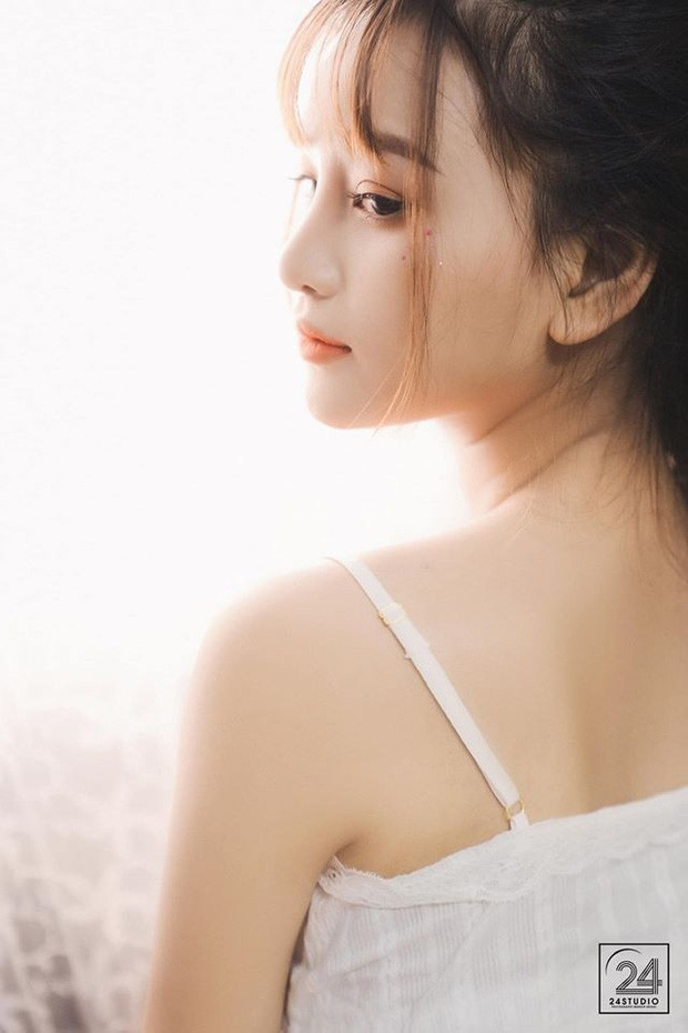 Nguyễn Thị Hương Ly được cộng đồng biết đến với biệt danh LyLy Sury. Với cách nói chuyện lôi cuốn và ngoại hình thu hút người xem, không khó để cô nàng sở hữu được một lượng fan rất lớn.