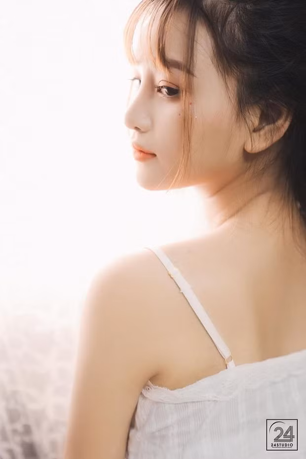 Nguyễn Thị Hương Ly được cộng đồng biết đến với biệt danh LyLy Sury. Với cách nói chuyện lôi cuốn và ngoại hình thu hút người xem, không khó để cô nàng sở hữu được một lượng fan rất lớn.