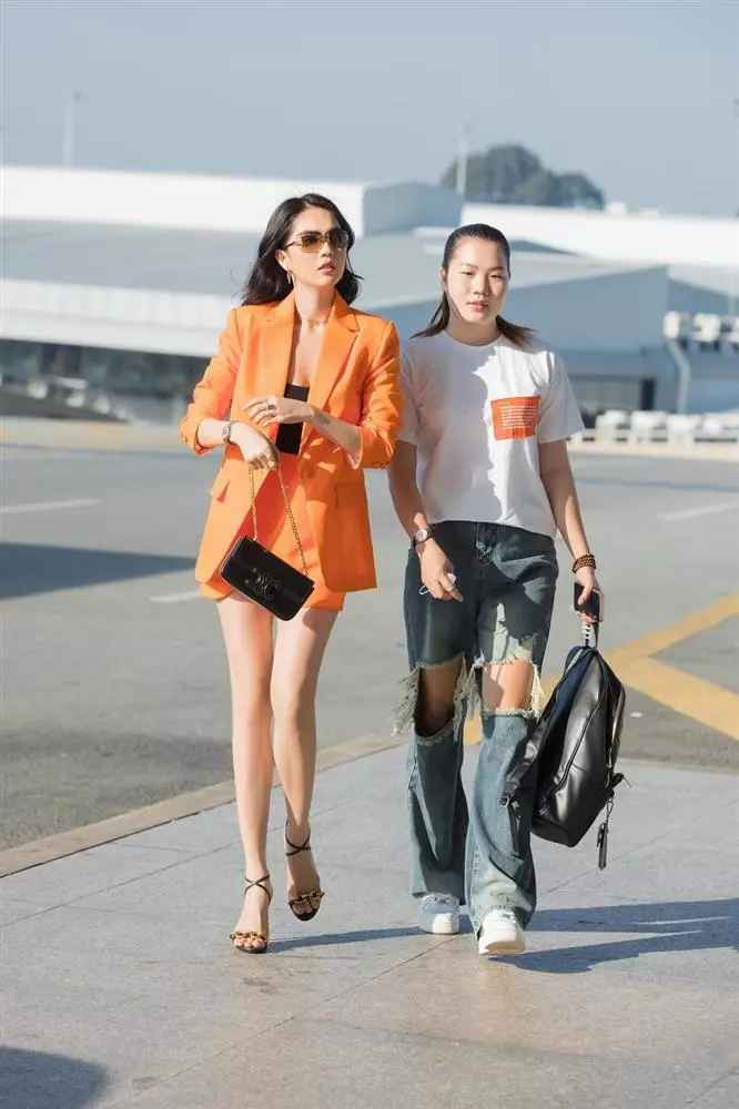 Ngọc Trinh không chỉ chăm chút cho hình ảnh bản thân mà ngay cả người giúp việc cũng được cô nâng tầm phong cách.