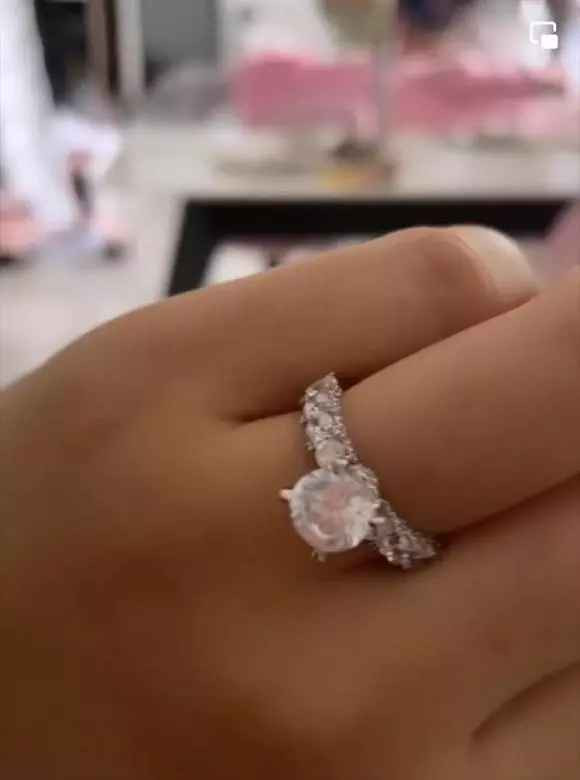 "Quà Tết từ người yêu của em, người ấy là ai... là chủ tịch em chứ ai Ngọc Trinh. Em cảm ơn chủ tịch. Em nhận được cái hộp mở ra 1 cái muốn xỉu vì quá đẹp", trợ lý Ngọc Trinh chia sẻ.