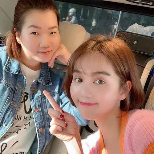 Qua cách nói chuyện, tương tác trên mạng xã hội, có thể thấy Ngọc Trinh thân thiết, yêu quý Thúy Kiều như người trong gia đình.