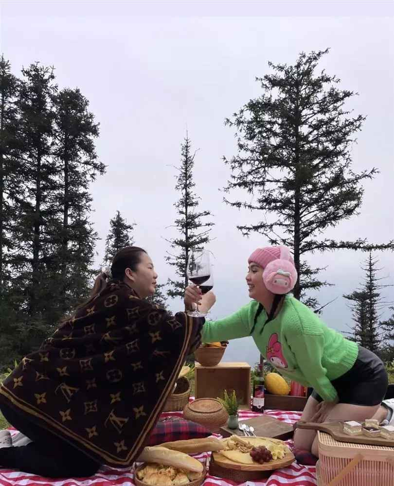 Cận cảnh chiếc nhẫn kim cương khủng Thúy Kiều được "nữ hoàng nội y" tặng