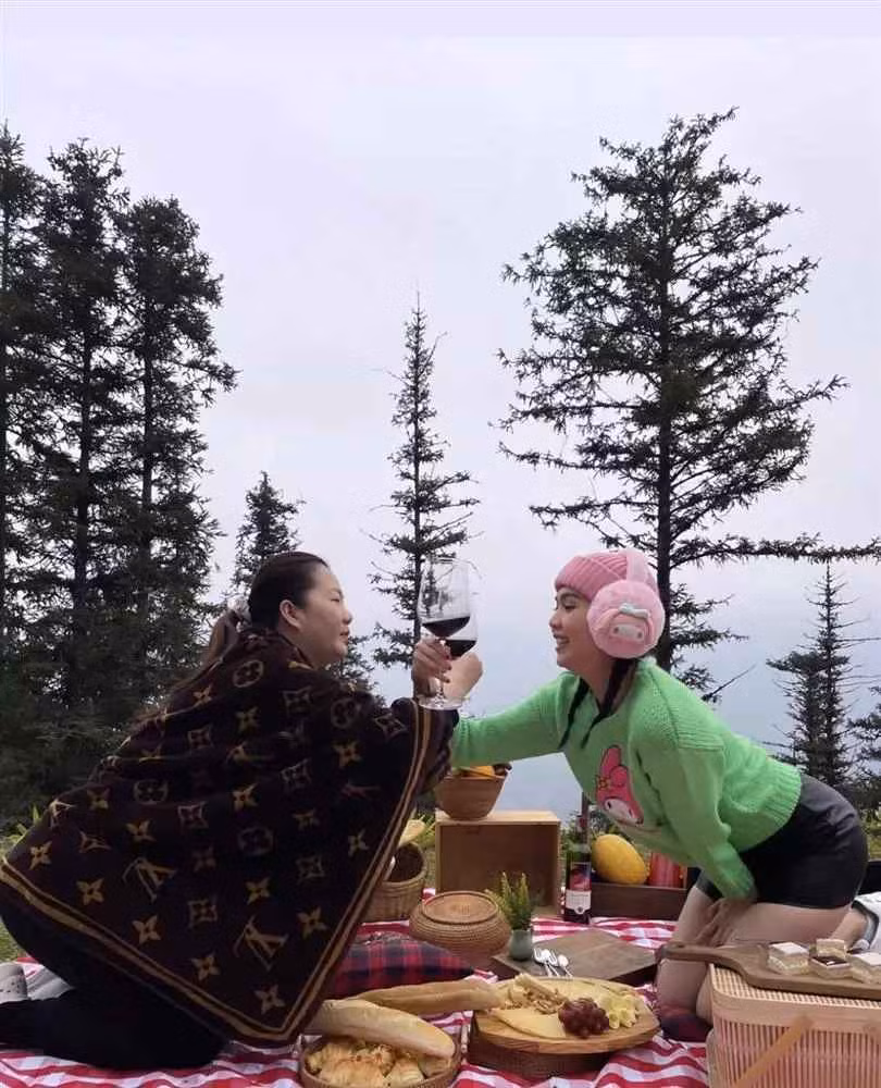 Cận cảnh chiếc nhẫn kim cương khủng Thúy Kiều được "nữ hoàng nội y" tặng