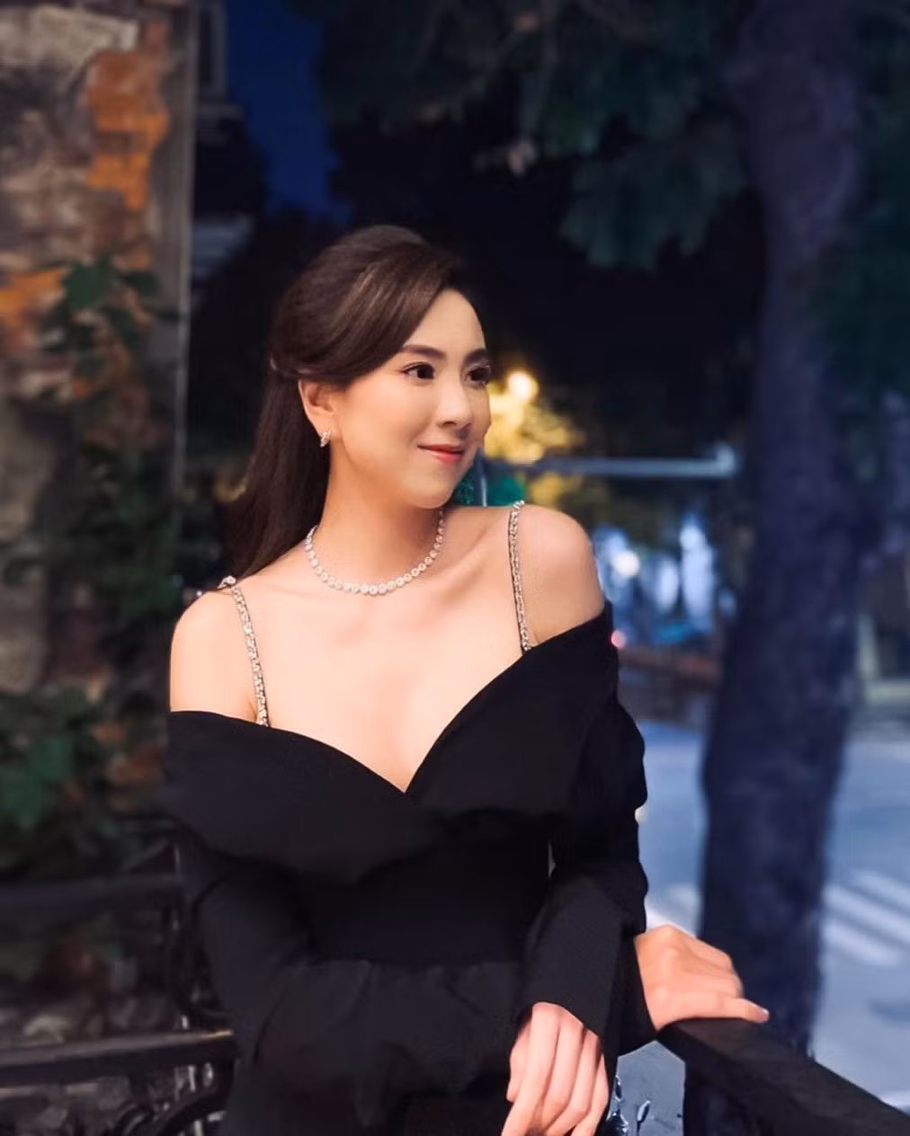 Khác hẳn với một Mai Ngọc ngày thường "kín cổng cao tường", Mai Ngọc "lăng xê" thiết kế trễ vai và xẻ ngực sâu làm nhiều người ngỡ ngàng.