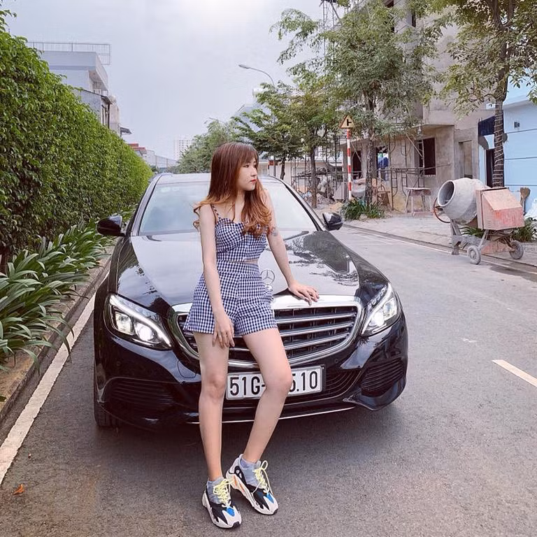 Năm 2018, Uyên Pu sắm cho mình chiếc xe Mercedes-Benz C250 hạng sang có giá khoảng 2 tỷ đồng. Đây là thành quả làm việc của cô sau 3 năm làm nghề.