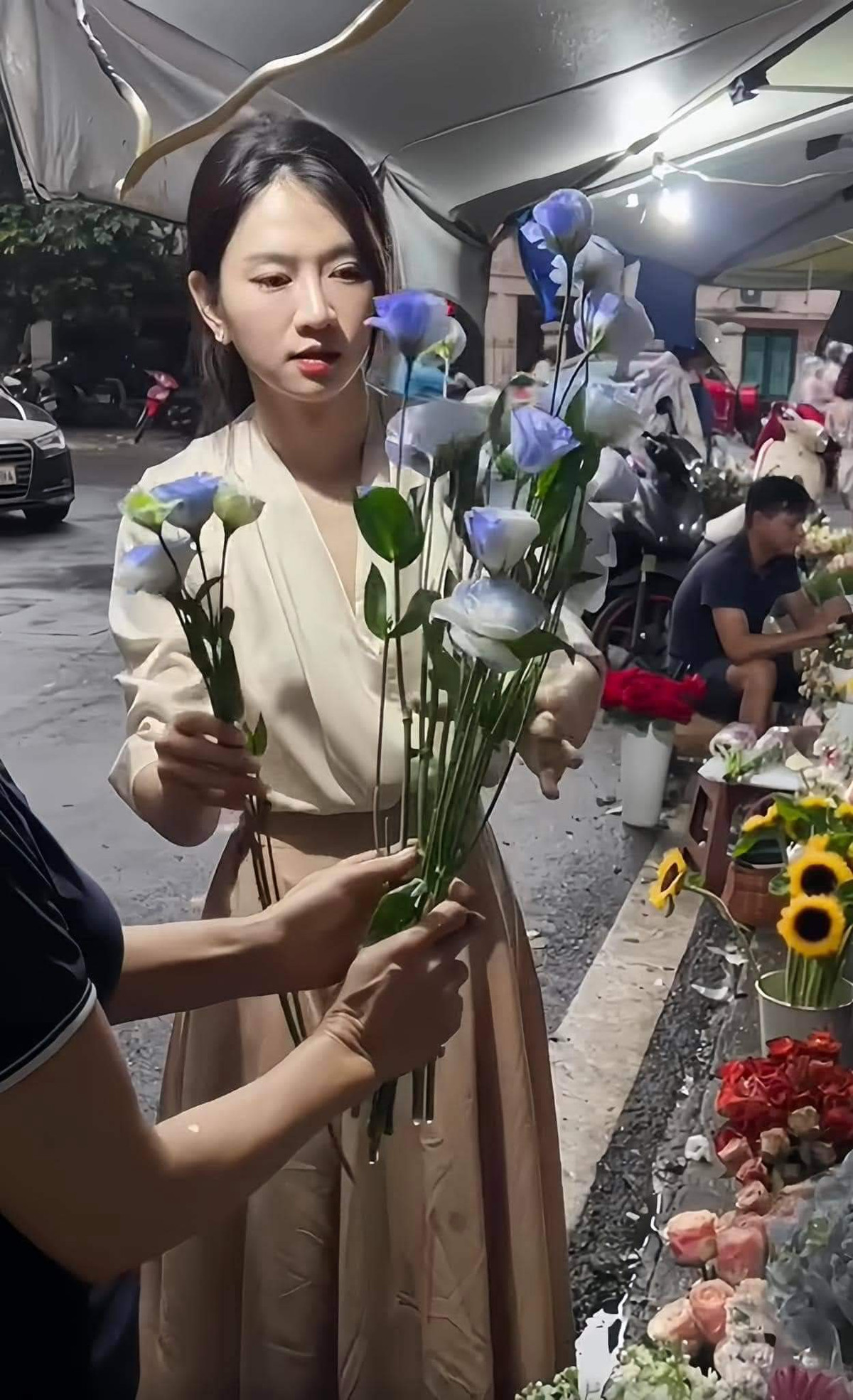 Mới đây trên mạng xã hội, netizen truyền tay nhau bức ảnh hot girl Lê Bống đi mua hoa và vô tình lọt vào camera của team qua đường.