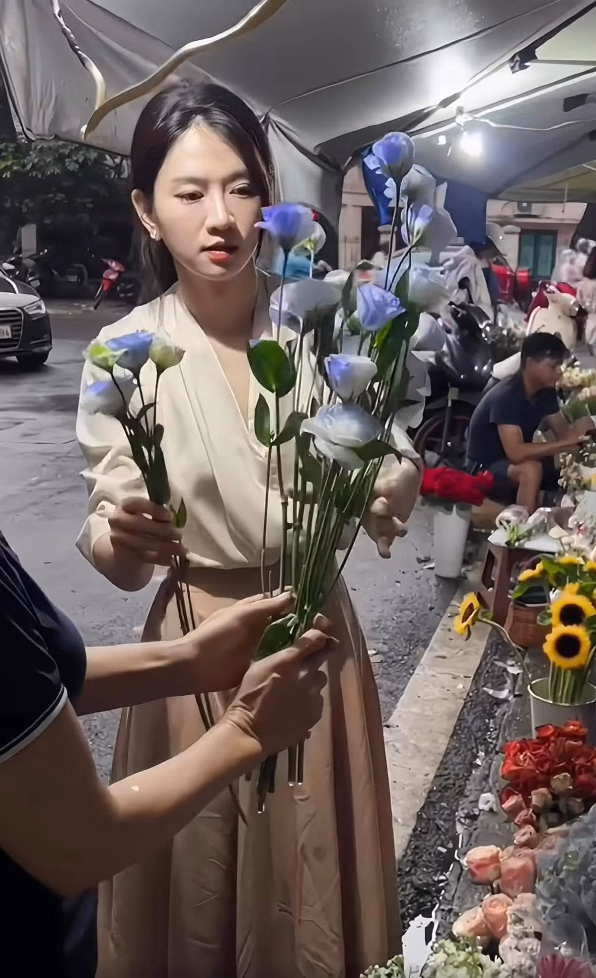 Mới đây trên mạng xã hội, netizen truyền tay nhau bức ảnh hot girl Lê Bống đi mua hoa và vô tình lọt vào camera của team qua đường.