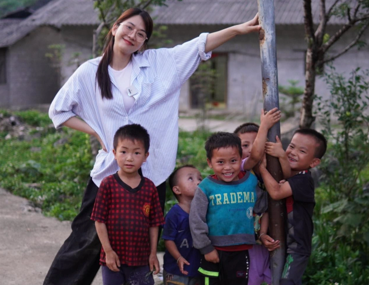 Hình ảnh Lê Bống giản dị khi đi làm từ thiện.