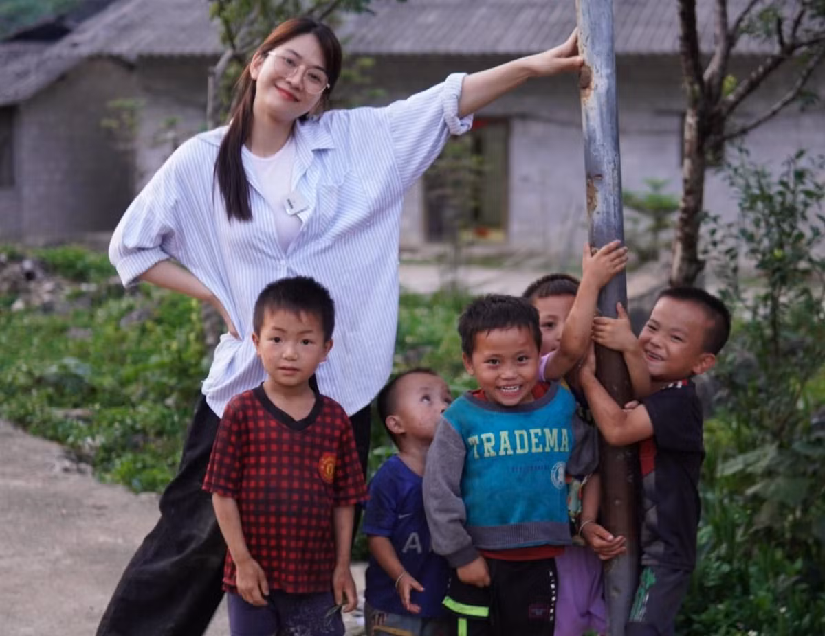 Hình ảnh Lê Bống giản dị khi đi làm từ thiện.