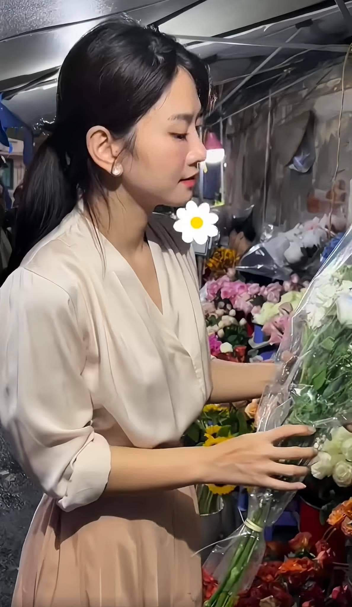 Xuất hiện trong ảnh, Lê Bống được khen từ gương mặt ưa nhìn cho đến vóc dáng khỏe khoắn.