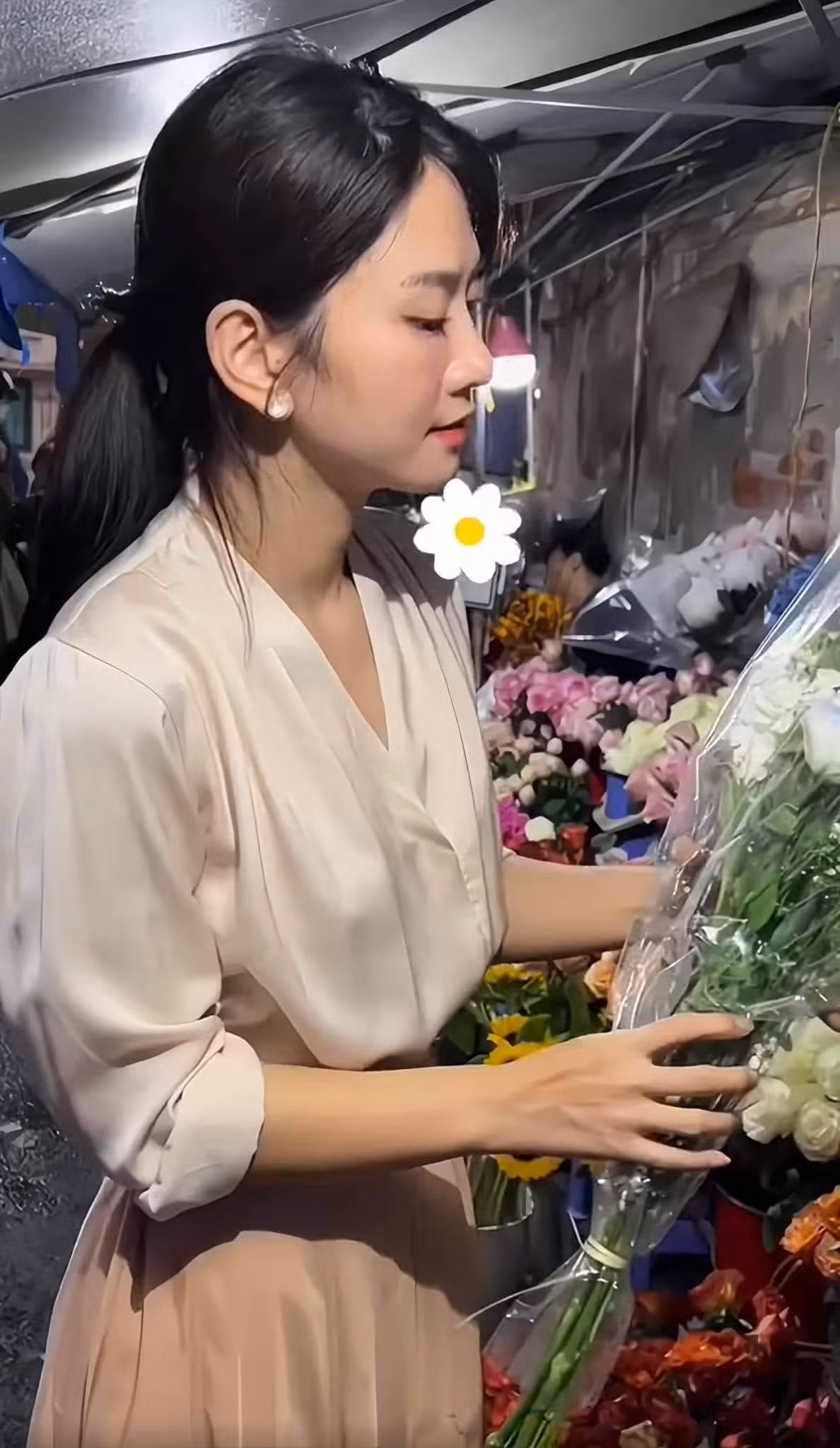 Xuất hiện trong ảnh, Lê Bống được khen từ gương mặt ưa nhìn cho đến vóc dáng khỏe khoắn.