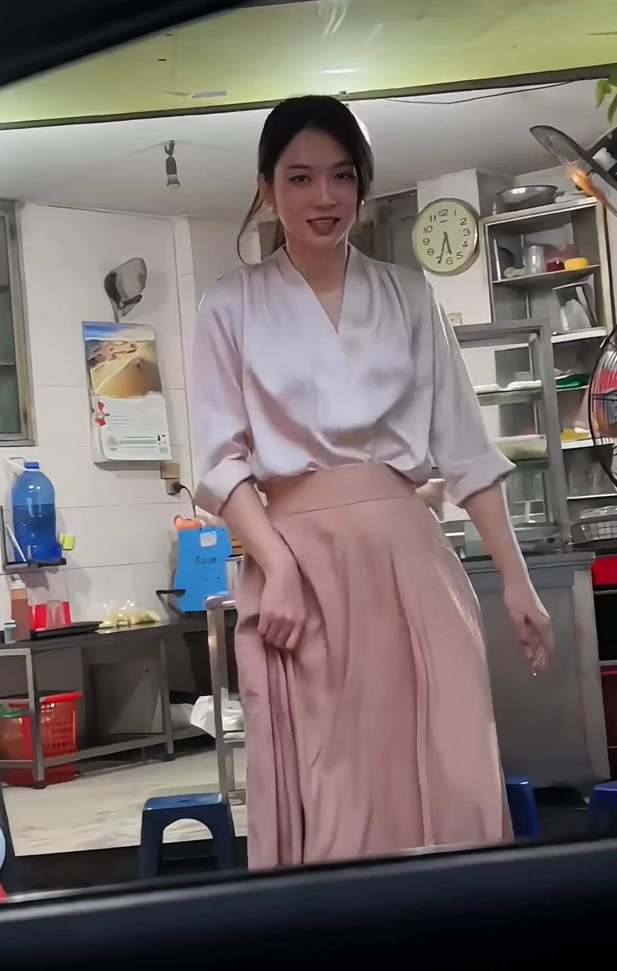 Xuất hiện trong ảnh, Lê Bống diện bộ đồ khá thanh lịch với chiếc váy dài và áo sơ mi khá kín đáo điều này khác hẳn với phong cách trước đây của nàng hot girl phòng gym.