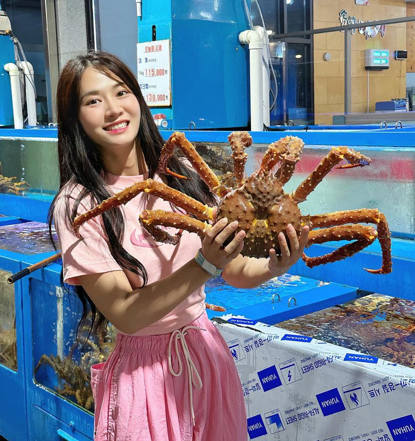 Cái tên Lê Bống có lẽ đã quá quen thuộc đối với cộng đồng mạng, là hot girl nổi tiếng trong cộng đồng giới trẻ với gương mặt khả ái, vóc dáng gợi cảm cùng phong cách thời trang quyến rũ.