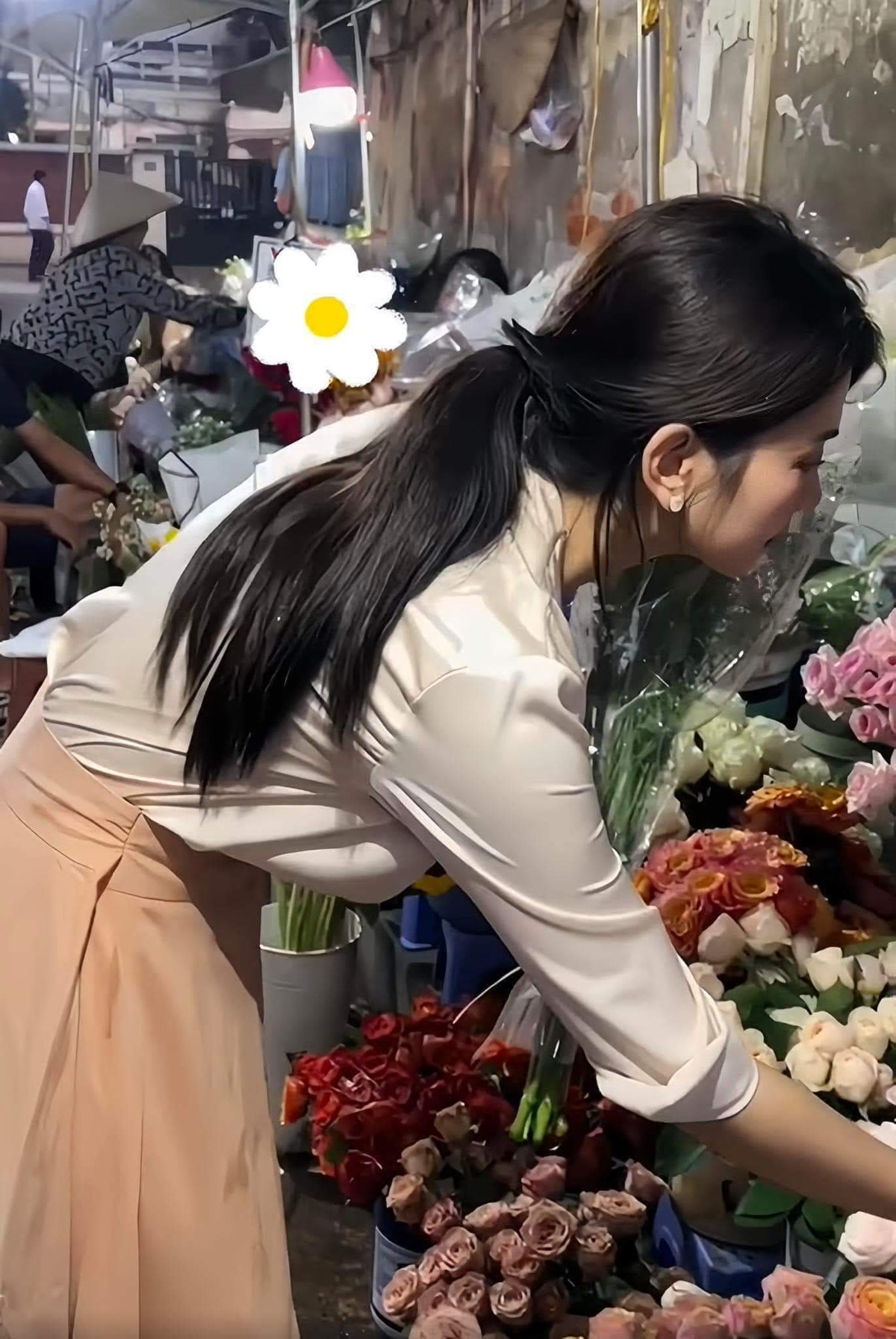 Hình ảnh dịu dàng này của Lê Bống lập tức nhận được lời khen từ netizen. Họ cho rằng, sự thay đổi của cô nàng khá tích cực và đứng đắn hơn nhiều so với trước đây.