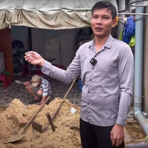 “Thấy Thủy không chú ý tập trung lắm, ngồi xem mà thót tim”, “Chị thấy Thủy lái xe chưa chú ý, tập xe không phải trò đùa đâu em, phải chú ý chân ga với thắng, rất quan trọng”, “Tóm lại là không nên nhé Lộc, từ cái video này ông có thể bị xử phạt vì giao xe cho người không có bằng lái điều khiển nha”... là một số bình luận của dân mạng.