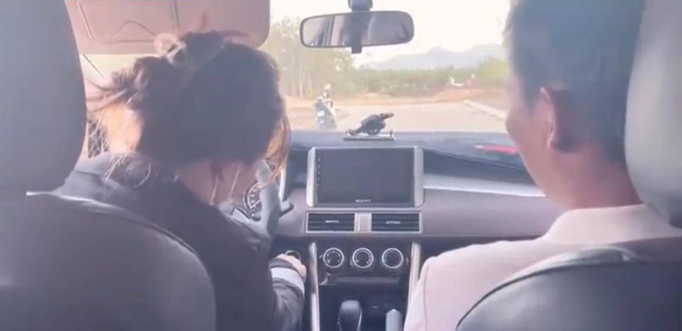 Kim Thủy cho biết cô không thích lái xe, cũng như sợ các hậu quả nếu tay lái yếu có thể gây ra cho người đi đường. Dù vậy khi chồng hết lòng khuyên nhủ, cô vẫn chiều theo ý chồng học lái xe.