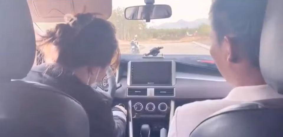 Kim Thủy cho biết cô không thích lái xe, cũng như sợ các hậu quả nếu tay lái yếu có thể gây ra cho người đi đường. Dù vậy khi chồng hết lòng khuyên nhủ, cô vẫn chiều theo ý chồng học lái xe.