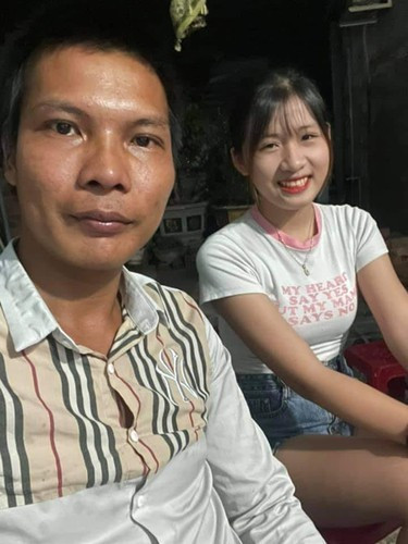 Dù chồng chỉ tận tình nhưng Kim Thủy vẫn lúng túng trong việc thực hành.