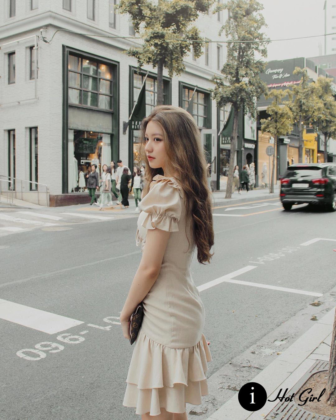 Bên cạnh đó, làn da trắng sáng mịn màng, mái tóc dài đen mượt, giọng nói của Bâu cũng cực kỳ ngọt ngào. Đây cũng được cho là điểm cộng khiến cô nàng hot girl ngày càng nổi tiếng trong thế giới mạng.