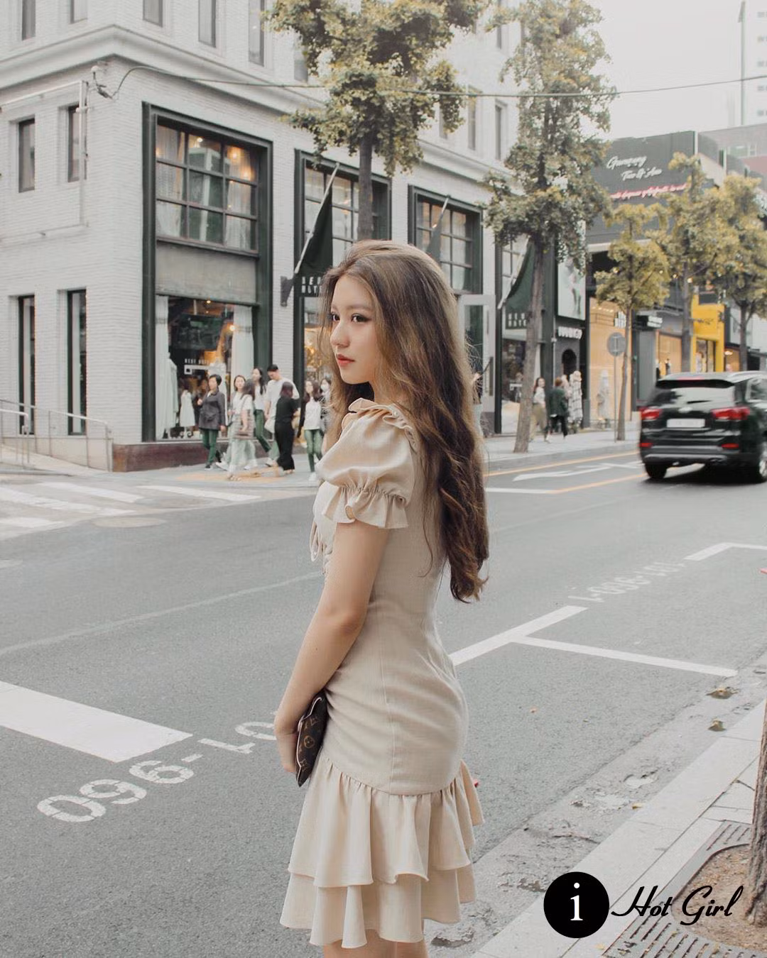 Bên cạnh đó, làn da trắng sáng mịn màng, mái tóc dài đen mượt, giọng nói của Bâu cũng cực kỳ ngọt ngào. Đây cũng được cho là điểm cộng khiến cô nàng hot girl ngày càng nổi tiếng trong thế giới mạng.