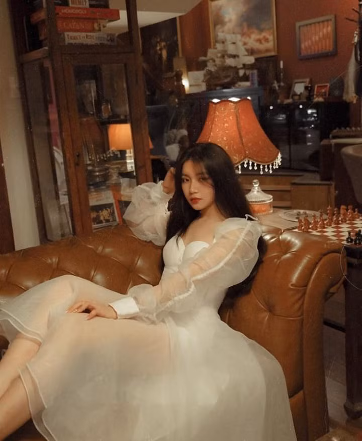 Trong số những cựu học sinh trường THPT Nguyễn Chí Thanh, Bâu là một trong những nữ sinh có nhan sắc nổi bật nhất.