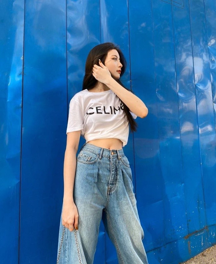 Bâu may mắn sở hữu sống mũi cao thẳng, nụ cười răng khểnh khiến bao chàng trai "lụy tim".