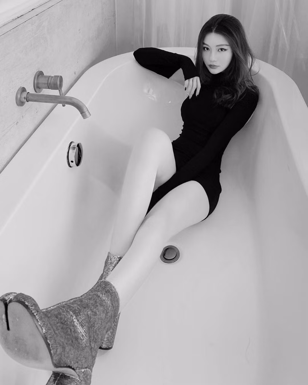 Nếu theo dõi Instagram của Bâu, bạn sẽ thấy cô nàng hot girl Việt này dạo gần đây khá trưởng thành, đáng kể nhất là chăm up ảnh quyến rũ trên Instagram.