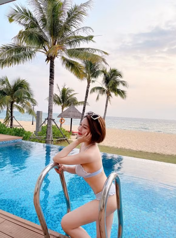 Bên cạnh loạt ảnh nóng bỏng này, Trâm Anh tiết lộ mới bị bạn thân chê: "Lâu rồi không gặp. Cô bạn nói tôi dạo này mặt phính bớt xinh rồi. Ahuhu. Cơ mà tôi yêu cô bạn lắm luôn. Bởi tôi chỉ thích nghe lời phê bình thôi à".