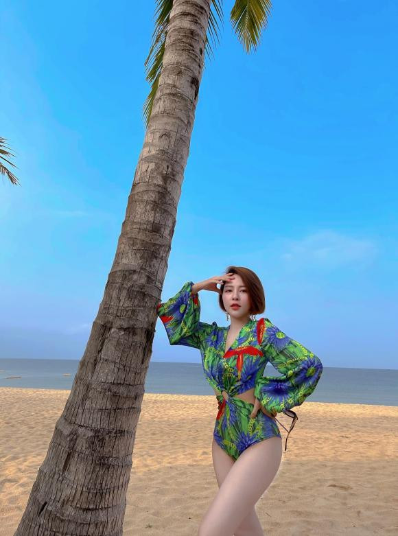 Không khoe thân bằng bộ cánh hai mảnh như các hot girl khác, Trâm Anh diện lên mình bộ đồ khá kín đáo nhưng vẫn đủ để khoe làn da trắng ngọc ngà, vòng eo thon gọn và đôi chân dài miên man.