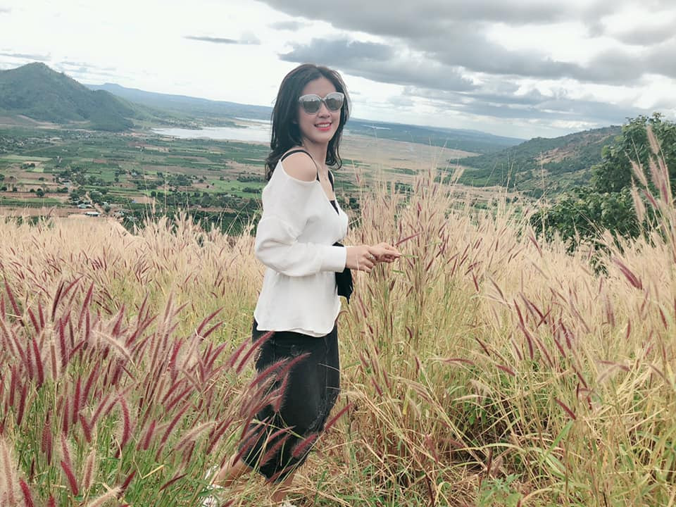 Thu Hằng chia sẻ, điều khiến bố mẹ lo lắng nhất về cô đó là chuyện tình cảm cá nhân. Tuy nhiên, cô chưa nghĩ đến việc sẽ yêu một ai. Hiện tại, nữ MC muốn tập trung vào sự nghiệp."Tôi là cô gái khá vô tư khi ở bên cạnh những người bạn, bản thân cảm thấy vui và thực sự hạnh phúc. Chính điều đó khiến tôi hài lòng các mối quan hệ hiện tại. Vì vậy, tôi sẽ đi tìm một chàng trai phù hợp với mình khi công việc ổn định" - cô bày tỏ.