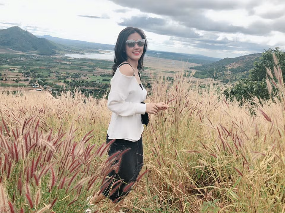 Thu Hằng chia sẻ, điều khiến bố mẹ lo lắng nhất về cô đó là chuyện tình cảm cá nhân. Tuy nhiên, cô chưa nghĩ đến việc sẽ yêu một ai. Hiện tại, nữ MC muốn tập trung vào sự nghiệp."Tôi là cô gái khá vô tư khi ở bên cạnh những người bạn, bản thân cảm thấy vui và thực sự hạnh phúc. Chính điều đó khiến tôi hài lòng các mối quan hệ hiện tại. Vì vậy, tôi sẽ đi tìm một chàng trai phù hợp với mình khi công việc ổn định" - cô bày tỏ.