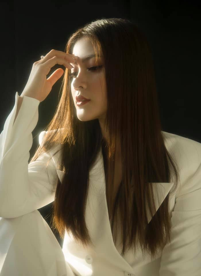 Cô gái 25 tuổi quan niệm, vì là con một nên cô phải luôn nỗ lực hơn bạn bè cùng tuổi để bố mẹ tự hào. 9X khẳng định: "Tôi là gái ngoan, chưa bao giờ làm điều gì khiến bố mẹ không hài lòng".