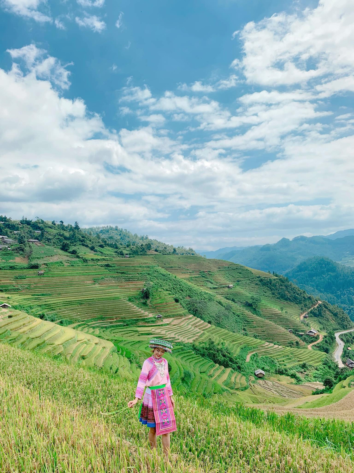 Nguyễn Thu Hằng sinh năm 1993, là con một trong gia đình có bố mẹ làm kinh doanh tự do. Cô rất may mắn khi được người thân tin tưởng việc lựa chọn nghề nghiệp và luôn ủng hộ cô phát triển sự nghiệp.