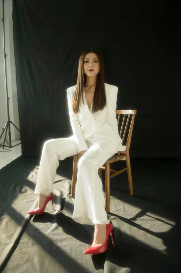 Người ảnh hưởng nhất đến Hằng là mẹ. Theo đó, đấng sinh thành của tân Hoa khôi là người phụ nữ mạnh mẽ nhưng sống tình cảm, luôn lo lắng và chăm sóc con cái chu đáo. Cũng chính bà đã động viên Thu Hằng tham dự cuộc thi Imiss Thăng Long 2015.