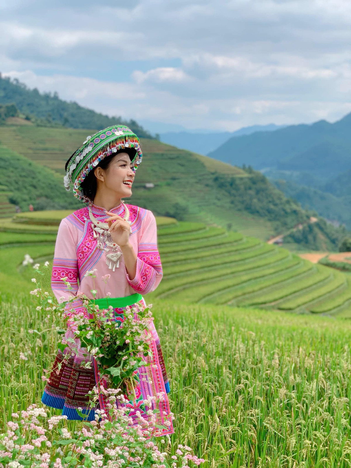 Trước đó, không ít lần trên trang cá nhân của mình, Thu Hằng từng chia sẻ những bức ảnh mình diện trang phục dân tộc với mùa hoa tam giác hay mùa lúa chín.