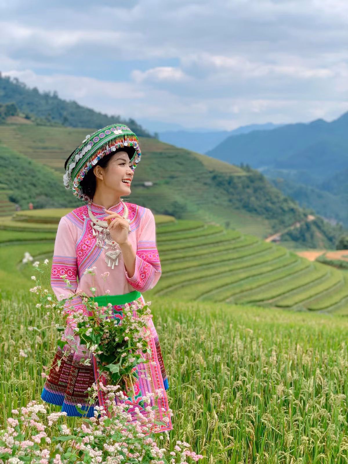 Trước đó, không ít lần trên trang cá nhân của mình, Thu Hằng từng chia sẻ những bức ảnh mình diện trang phục dân tộc với mùa hoa tam giác hay mùa lúa chín.