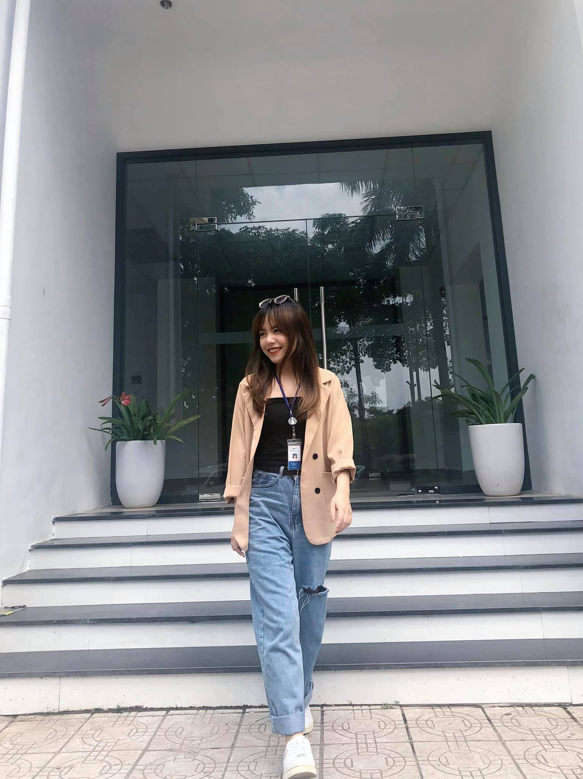 Nhân vật mọi người đang tìm kiếm là một cô gái sở hữu ngoại hình vô cùng xinh xắn có tên Lê Trà My (25 tuổi, quê Thanh Hóa), hiện đang sinh sống và làm việc tại Hà Nội.