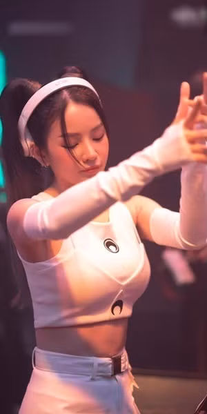 Ngoài diện mạo xinh đẹp lẫn gu thời trang biến hóa đa dạng, DJ Mie còn khiến nhiều người ngưỡng mộ trước mối tình dễ thương với Hồng Thanh.