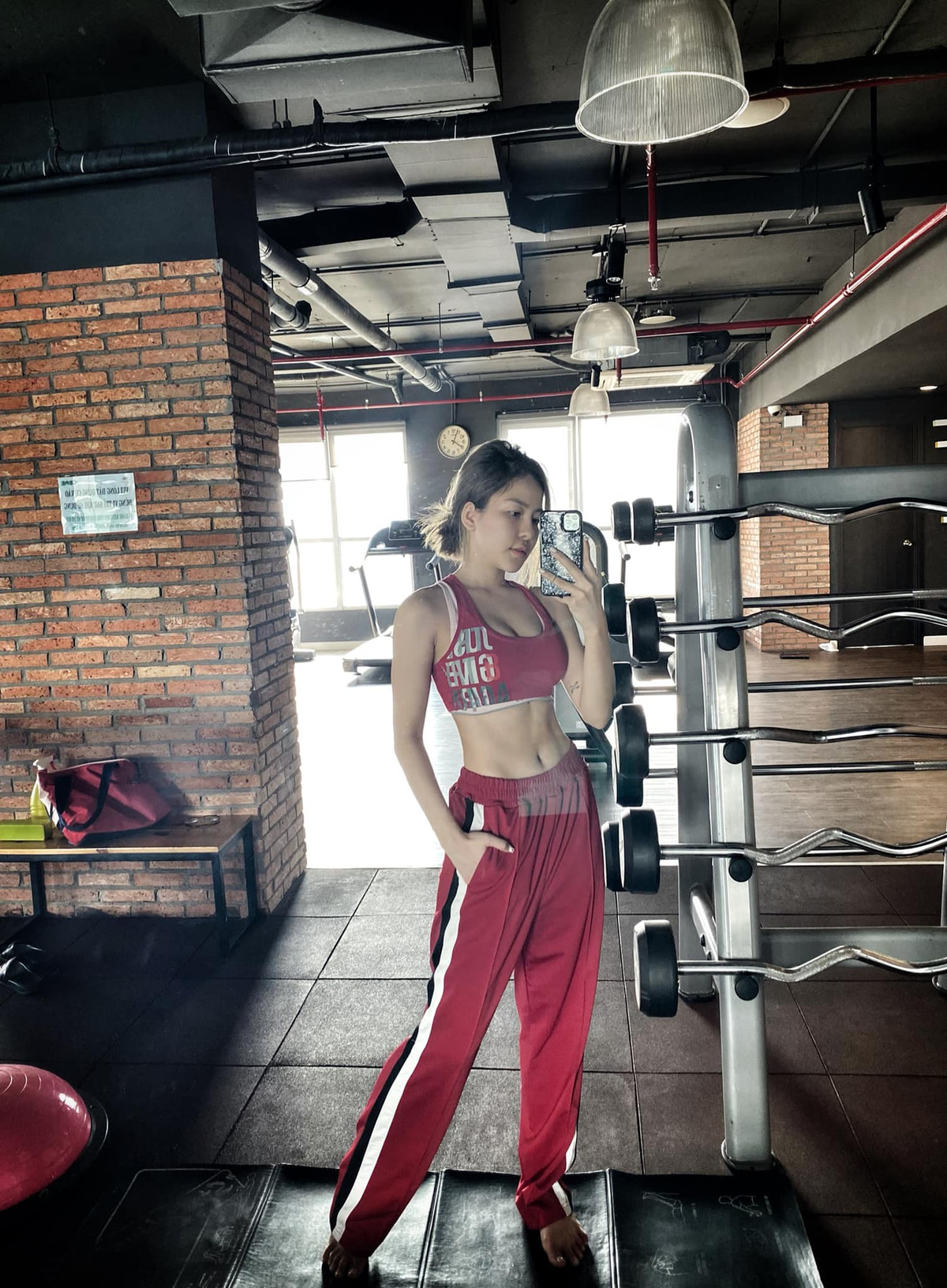 Cụ thể, một số ý kiến cho rằng Trâm Anh không biết lượng sức mình hay quá tự tin vào khả năng ngoại ngữ được dân mạng đưa ra. Dẫu vậy, dù chưa biết thực hư ra sao nhưng người chịu thiệt vẫn là gái xinh đến từ xứ Thanh.