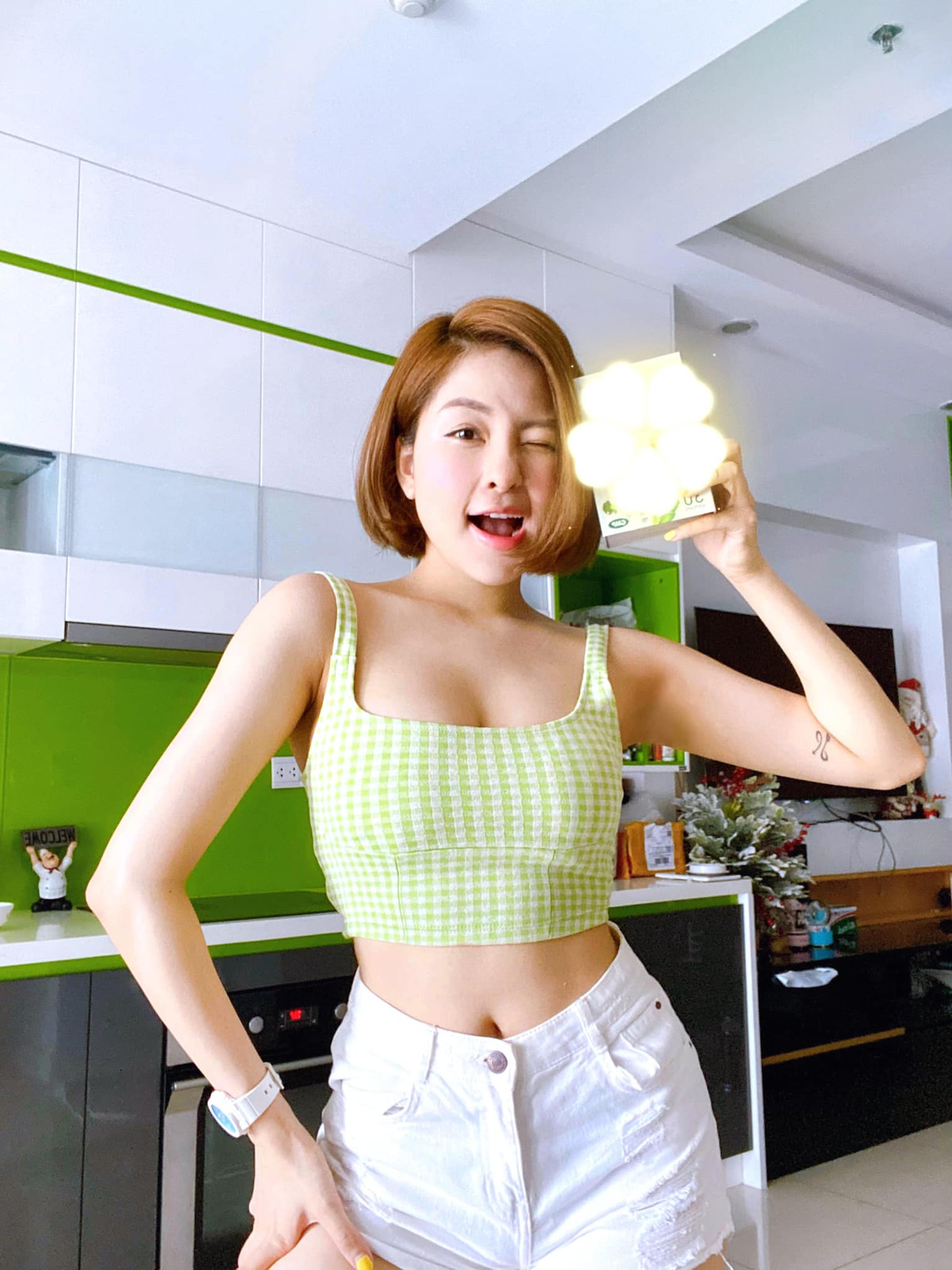 Bên dưới comment, khi được bạn bè an ủi "số toàn thị phi", Trâm Anh cũng đáp lời đồng thuận: "Bởi vậy, bó tay luôn".