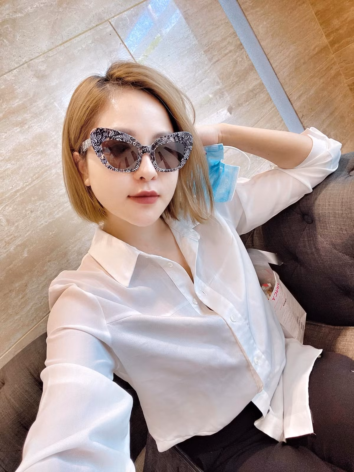 Cụ thể, Trâm Anh phản pháo lại netizen rằng: "Tôi làm cái video trả lời các câu hỏi thôi mà. Khiếp đời, cắt một câu nhận dạy tiếng anh giá 10 triệu ra để "bể phốt tôi". Tôi buồn lắm nhé!"