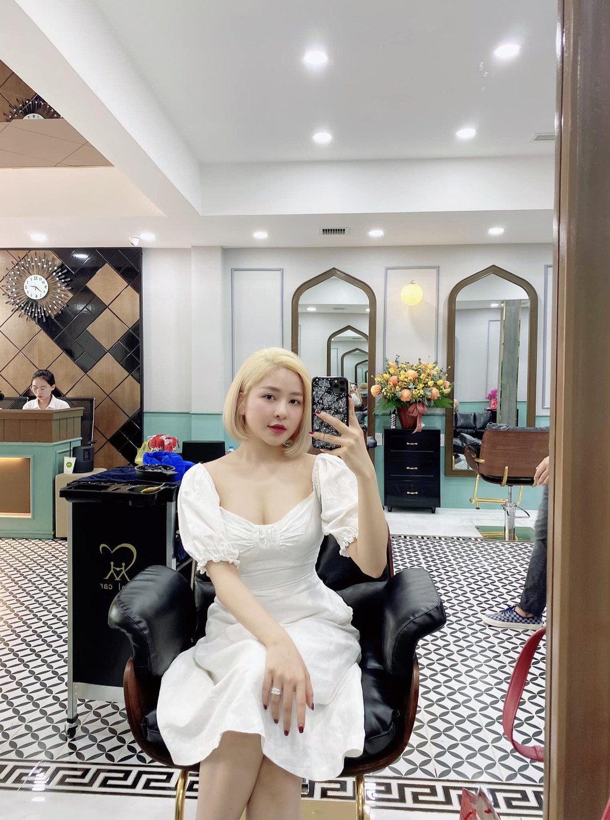 Trước những luồng ý kiến trái chiều hướng về mình, Trâm Anh không nhắm mắt cho qua hay nằm im chịu trận. Ngay lập tức gái xinh đã đăng lại video hỏi đáp này lên trên Facebook cá nhân, đính kèm thêm dòng phản pháo.