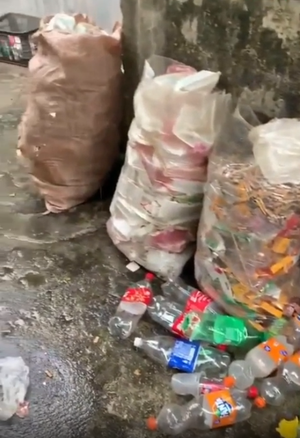 Ở khu trọ, nam sinh được nhận xét khá ngoan, không bao giờ tụ tập bạn bè hay gây ồn ào, cứ đi học về lại đóng cửa trong phòng.