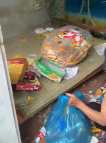 Đó không phải một căn phòng trọ trống huếch trống hoác khi ai đó rời đi mà những khoảng không gian trong nhà đều được lấp đầy bằng rác thải.